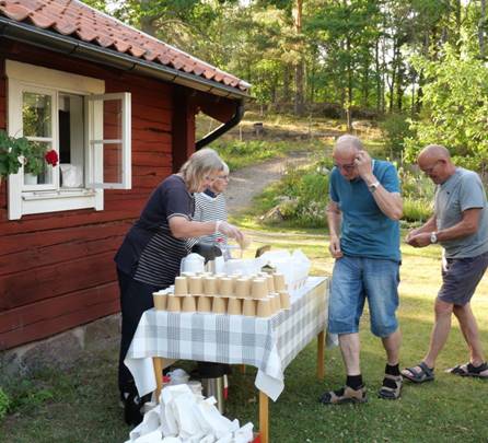 En bild som visar grs, utomhus, trd, person

Automatiskt genererad beskrivning